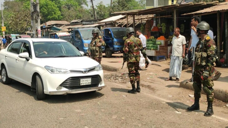 ঠাকুরগাঁওয়ে অপরাধ নিয়ন্ত্রনে সেনাবাহিনীর চিরুনী তল্লাশি