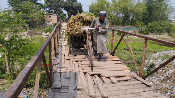 নড়বড়ে কাঠের সেতু যেন মরণ ফাঁদ