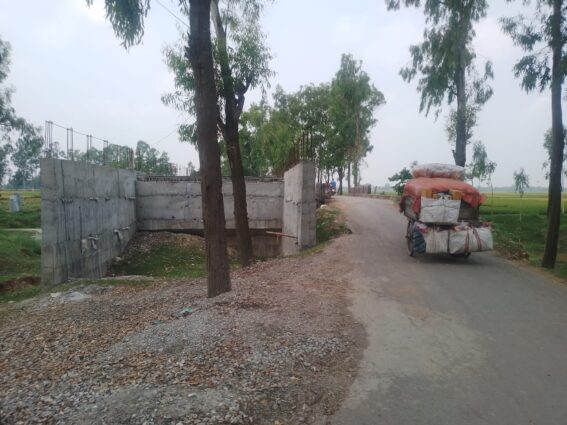 পার্বতীপুরে ব্রিজ নির্মাণে তদারকি নেই ভোগান্তি জনগনের