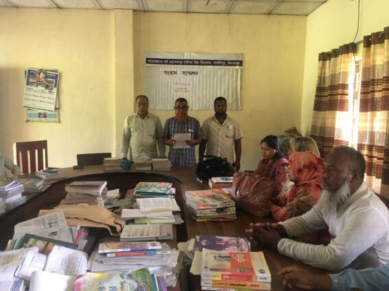 পার্বতীপুরে লাইব্রেরিয়ান শিক্ষিকার বিরুদ্ধে সংবাদ সম্মেলন