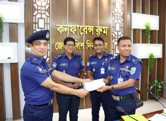 দিনাজপুরে শ্রেষ্ঠ ওসির পুরস্কার পেলেন মতিউর
