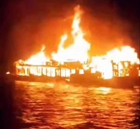 টাংগুয়া হাওরে পর্যটকবাহী নৌকায় ভয়াবহ অগ্নিকাণ্ড