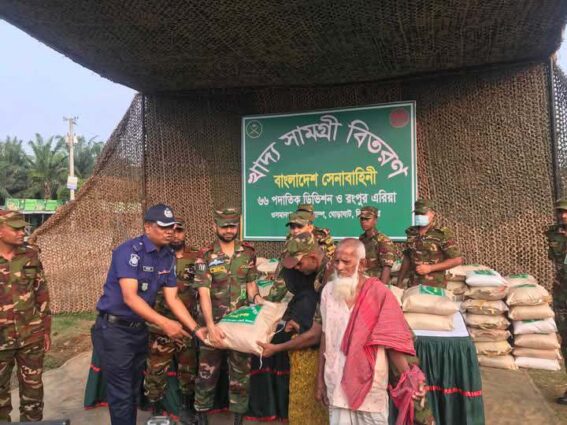 ঘোড়াঘাটে সেনাবাহিনীর বিনামূল্যে চিকিৎসা সেবা ও খাদ্য সামগ্রী বিতরণ