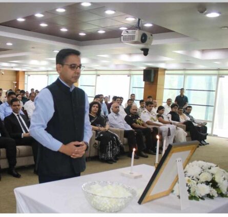 ভারতের জম্মু কাশ্মীরের পহেলগাও ২৬ জন হত্যার স্বরণে ঢাকায় নিযুক্ত ভারতীয় হাইকমিশনার শ্রদ্ধা নিবেদন
