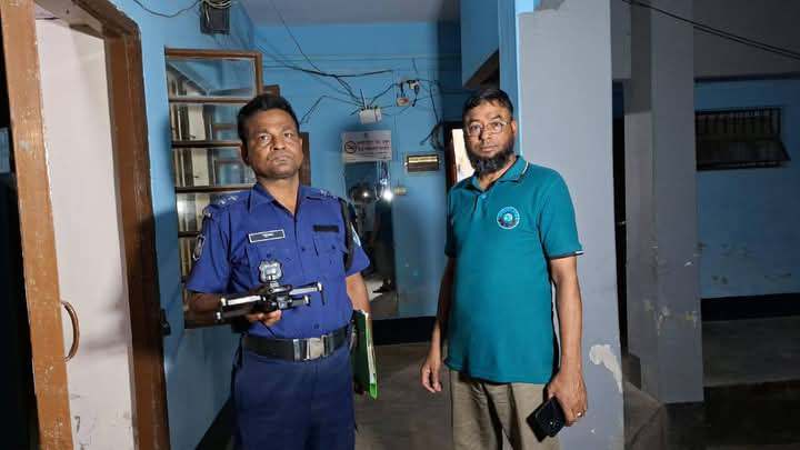 হাকিমপুর সীমান্তের পাশে ধানক্ষেত থেকে একটি ড্রোন ক্যামেরা উদ্ধার