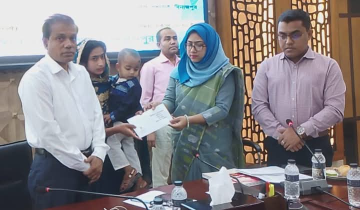 দিনাজপুরে জুলাই গণঅভ্যুত্থানে নিহত শহীদ পরিবারের মাঝে সঞ্চয়পত্র বিতরণ