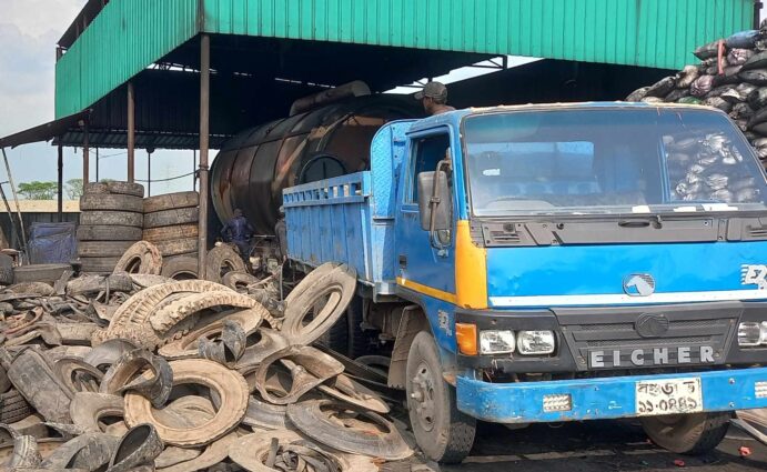 সাভারে পরিত্যক্ত টায়ারে ফার্নেস অয়েল তৈরি,পরিবেশ ও স্বাস্থ্য ঝুঁকিতে স্থায়ীরা 