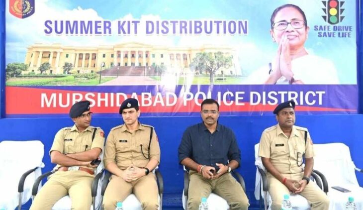 পথ নিরাপত্তায় সুনিশ্চিত করতে রাস্তায় মুর্শিদাবাদ জেলা পুলিশ