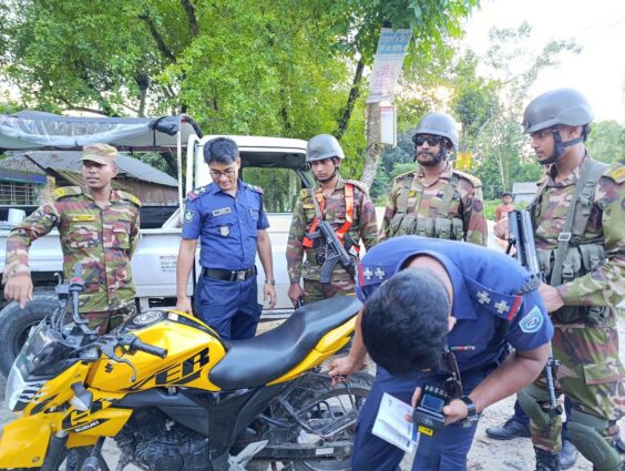 ঠাকুরগাঁওয়ে সেনাবাহিনীর সদস্যদের দেখে দামী মোটরসাইকেল রেখে দৌড়