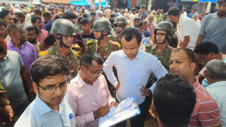 ঠাকুরগাঁও বড় খোচাবাড়ি পশুর হাটে সেনাবাহিনী ও জেলা প্রশাসনের যৌথ অভিযান করে জড়িমানা আদায়