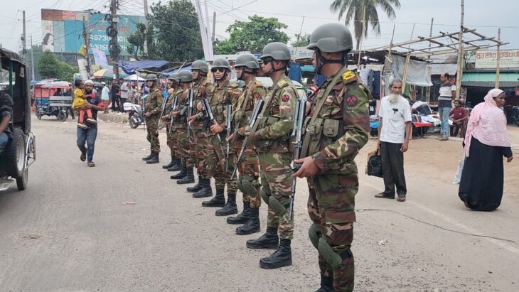 ঠাকুরগাঁওয়ে পবিত্র ঈদ উল আযহা উপলক্ষে নির্বিঘ্ন রাখতে শহরে সেনাবাহিনী