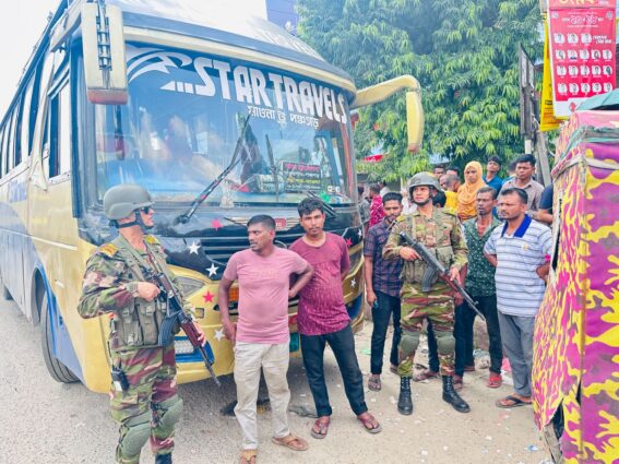 ঢাকা-ঠাকুরগাঁও গামী বাসে যাত্রীদের উপর দুষ্কৃতকারীদের হামলা ও মারধরের সময় সেনাবাহিনীর হাতে আটক ৬জন