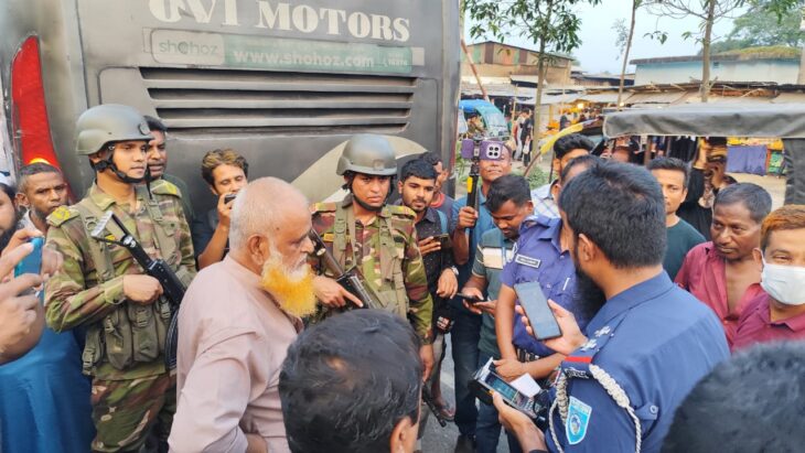 ঈদের তৃতীয় দিনেও সেনাবাহিনীর কাগজ বিহীন যানবাহনের মালিকের জরিমানা আদায়