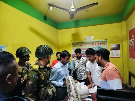 ঠাকুরগাঁওয়ে সেনাবাহিনীর সহায়তায় ম্যাজিস্ট্রেট বন্ধ করলেন বাসের অতিরিক্ত ভাড়া আদায়