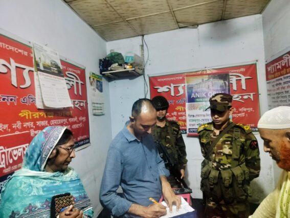 ঠাকুরগাঁওয়ের পীরগঞ্জে অতিরিক্ত বাস ভাড়া আদায়ের বিরুদ্ধে সেনাবাহিনীর সহায়তায় ভ্রাম্যমাণ আদালত পরিচালনা