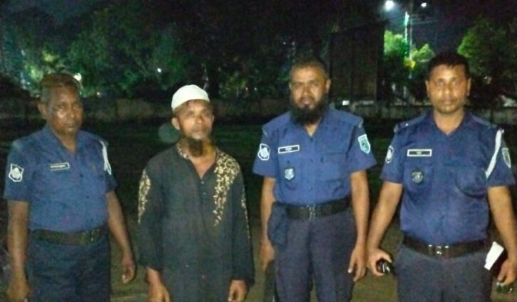 ঠাকুরগাঁওয়ে সেনাবাহিনীর হাতে প্রতারক আটক