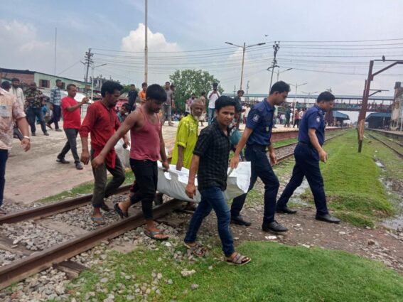 পার্বতীপুর ট্রেনের ছাদ থেকে পড়ে যুবকের মৃত্যু