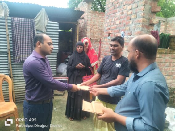 পার্বতীপুরে পানিতে মরা শিশুর পরিবার পেল আর্থিক অনুদান