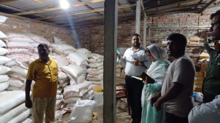 তেঁতুলিয়ায় অবৈধভাবে সার মজুত,৩ ব্যবসায়ী ও ডিলারকে ৫৫ হাজার টাকা জরিমানা 