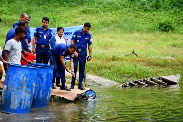 দিনাজপুর পুলিশ লাইন্স পুকুরে মাছের পোনা অবমুক্ত করলেন পুলিশ সুপার