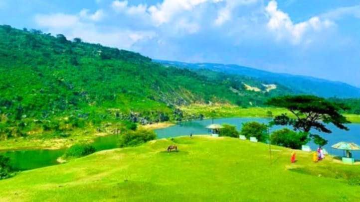 তাহিরপুর ট্যাকেরঘাট নীলাদ্রিতে নৌকায় করে মাদক বিক্রি