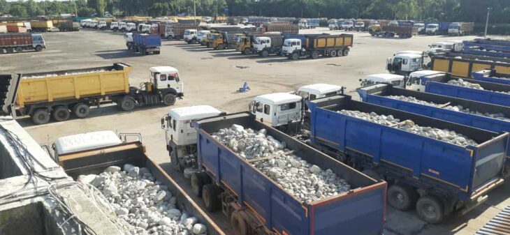 বাংলাবান্ধা স্থলবন্দর দিয়ে দুইদিন যাবত আমদানি রপ্তানি বন্ধ