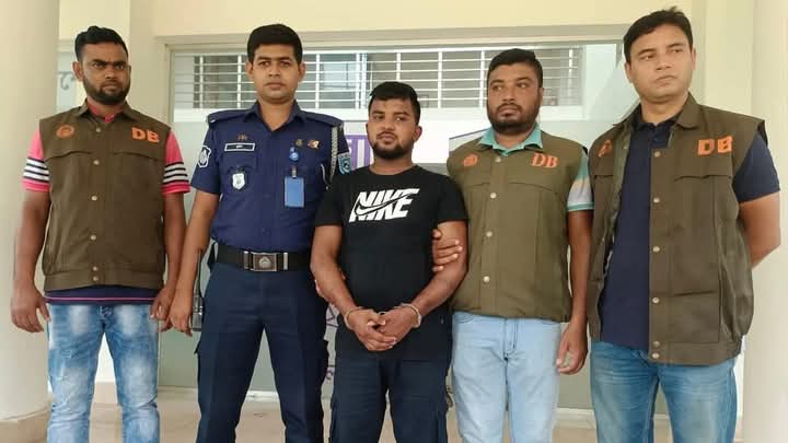 দিনাজপুর কুখ্যাত সন্ত্রাসী ছিনতাইকারী ও ডাকাতদলের নেতা মুসা গ্রেফতার