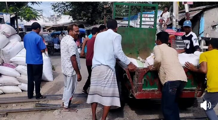দিনাজপুরের বিরামপুর টি-১০৪ রেল ক্রসিং পারাপারে যানজটের কারণে দুর্ঘটনার সম্ভাবনা