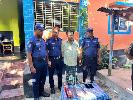 ঠাকুরগাঁওয়ের রানীশংকৈলে যৌথ বাহিনীর অভিযানে দেশীয় অস্ত্রসহ মাদক ব্যবসায়ী আটক