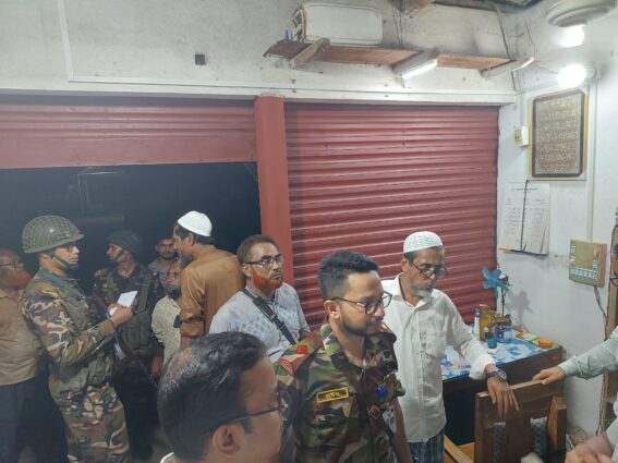 ঠাকুরগাঁয়ে সেনাবাহিনী ও জেলা প্রশাসনের অভিযানে অবৈধভাবে মজুদকৃত বিপুল পরিমাণ সার উদ্ধার