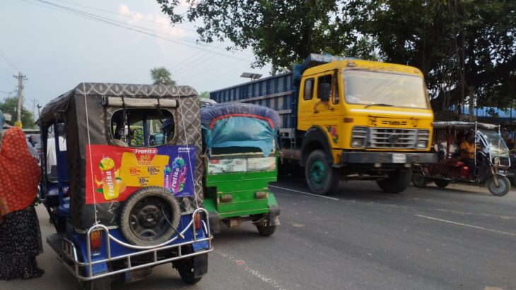 বিরামপুর পৌর শহরে স্পিড বেকার ও জেব্রা ক্রস না থাকায় ঘটছে দুর্ঘটনা।