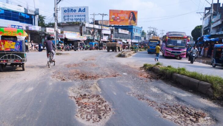 বিরামপুরে প্রধান সড়কে খাল খন্দরের জন্য জনদুর্ভোগ ঘটছে দুর্ঘটনা 