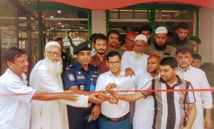 নওগাঁর সাপাহারে তিজারাহ রেস্টুরেন্ট এন্ড কাবাব হাউসের শুভ উদ্বোধন