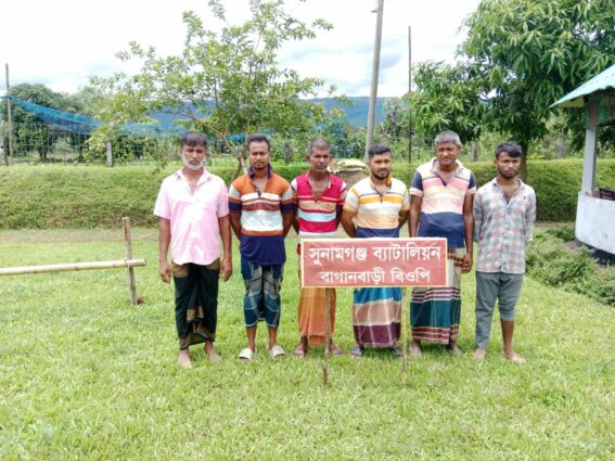 সুনামগঞ্জ দোয়ারাবাজার সীমান্তে ৪ বাংলাদেশি নাগরিক ও ২ মানব পাচারকারী আটক