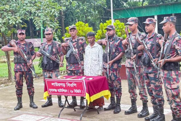 তাহিরপুর সীমান্তে ভারতীয় রুপিসহ এক যুবক আটক