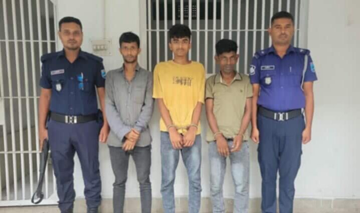 সাভারে ডাকাতির প্রস্তুতিকালে দেশীয় অস্ত্রসহ ৩ ডাকাত গ্রেপ্তার