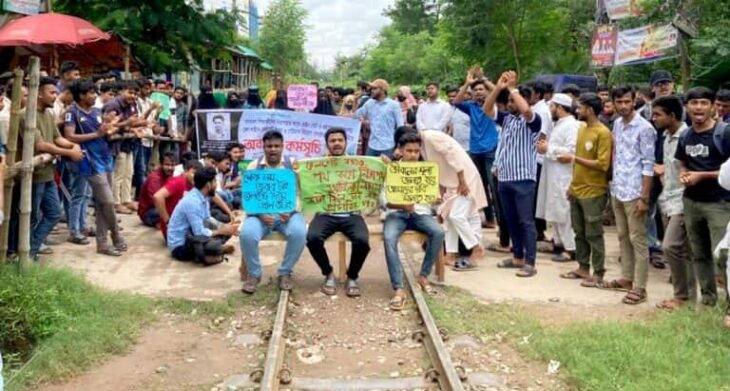 বগুড়ায় আজিজুল হক কলেজের সামনে রেলগেট নির্মানের দাবি শিক্ষার্থীদের রেলপথ অবরোধ
