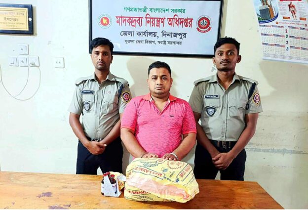 দিনাজপুরে অভিযানে ৩০ বোতল এবং তরল ৪ লিটার ফেনসিডিল সহ আটক-১
