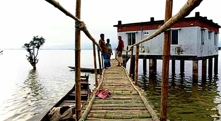 তাহিরপুর বড়দল কমিউনিটি ক্লিনিকে চলাচলের জন্য বাঁশের চাটাই নয় সড়ক নির্মানের দাবী