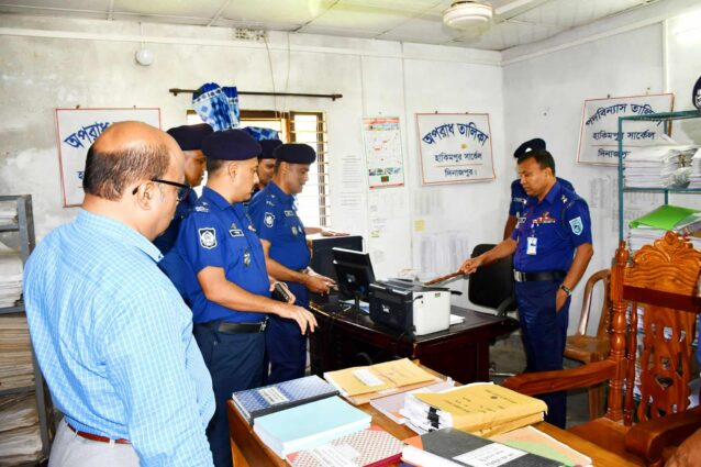 হাকিমপুর সার্কেল অফিস, থানা, হিলি ইমিগ্রেশন চেকপোস্ট পরিদর্শন করেন পুলিশ সুপার