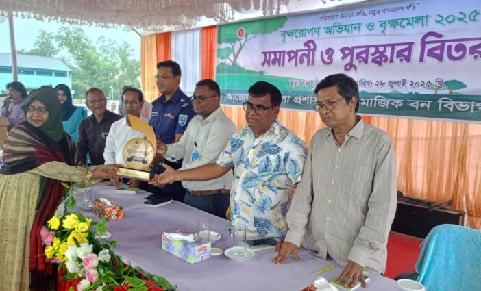 দিনাজপুরে ঐতিহাসিক গোড়-এ-শহীদ বড় ময়দানে জেলা প্রশাসন ও সামাজিক বন বিভাগ আয়োজনে দশ দিনব্যাপী বৃক্ষরোপন অভিযান