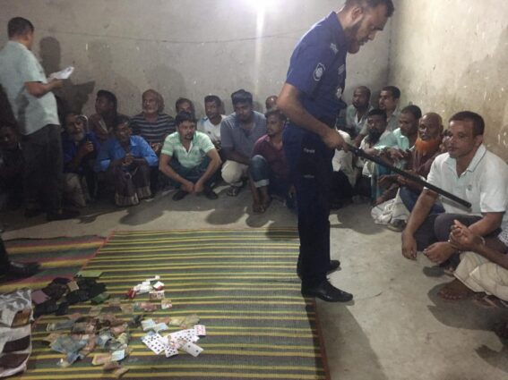 দিনাজপুরের পার্বতীপুরে যৌথ বাহিনীর অভিযানে জুয়ারু আটক-২৩