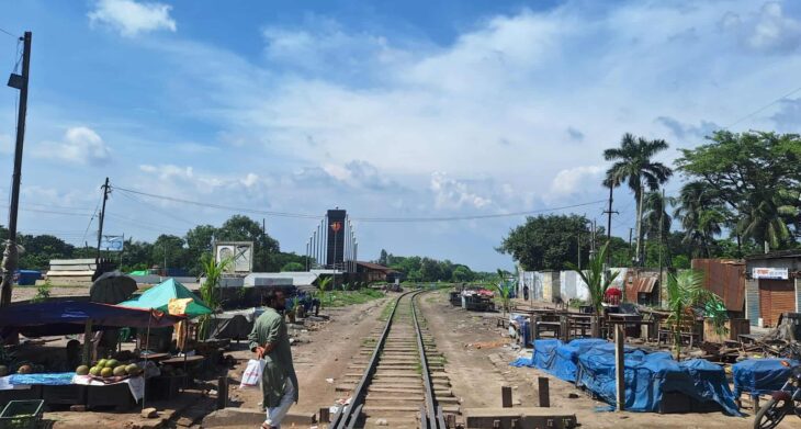 সান্তাহারে রেলওয়ের দখলকৃত জায়গা উচ্ছেদ করে কর্তৃপক্ষের বৃক্ষ রোপণ