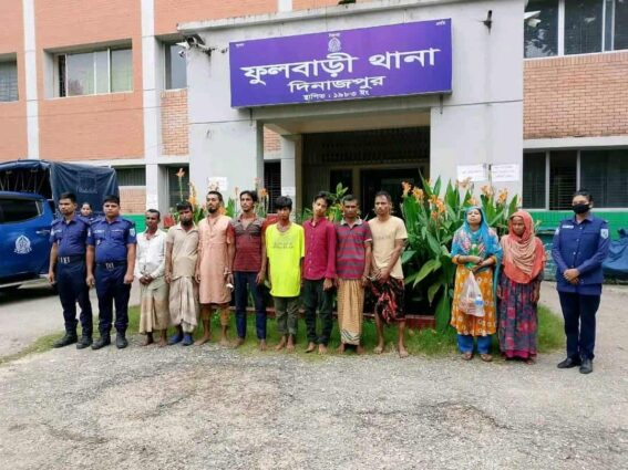 দিনাজপুরের ফুলবাড়ীতে এলাকাবাসীর সহযোগিতায় চোর চক্রের ১০ জন আটক