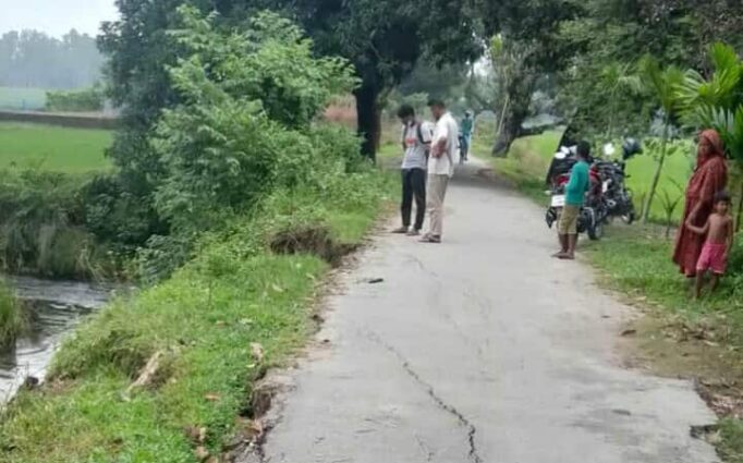 পঞ্চগড়ের তেঁতুলিয়ায় বৃষ্টির পানির ও পাহাড়ি ঢলে পাকা রাস্তায় ফাটল,ভোগান্তিতে স্থানীয়রা