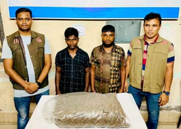 বগুড়ায় ডিবি পুলিশের অভিযানে ১০ কেজি গাঁজাসহ দুই মাদক ব্যবসায়ী গ্রেফতার, ট্রাক জব্দ