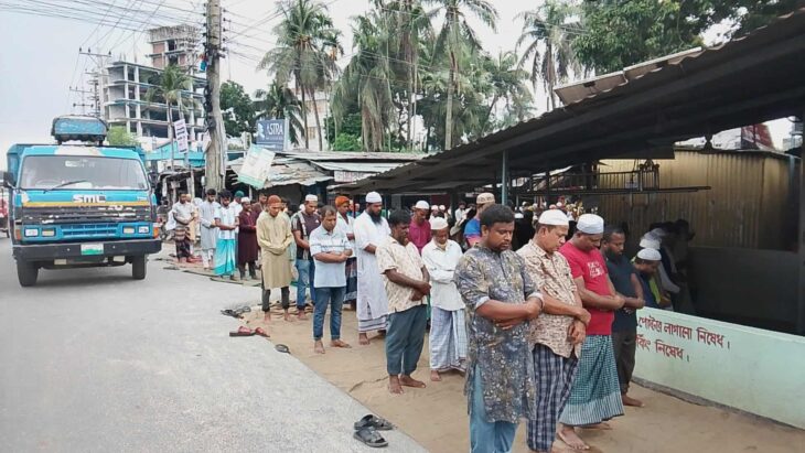 দিনাজপুর মহাসড়কে জুম্মার নামাজ জীবনের ঝুঁকি নিয়ে আদায় করছেন মুসুল্লিরা