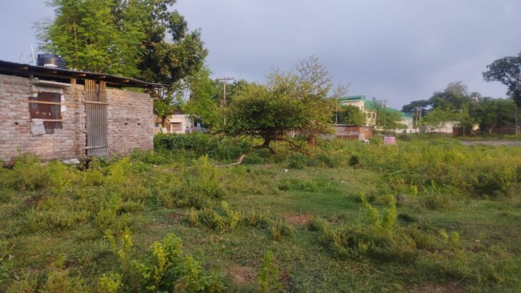 বিরামপুরে রেলের জায়গা অবৈধ দখল উচ্ছেদের পরও বহাল তবিয়তে রয়েছে একটি বসতবাড়ি