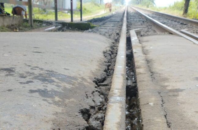 টি- ১০৩ রেলক্রোস দিয়ে ঝুঁকি নিয়ে পার হচ্ছে কুড়িগ্রাম এক্সপ্রেস দুর্ঘটনার সম্ভাবনা