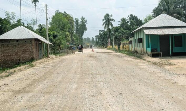 ৩ বছরেও ঘোড়াঘাট হিলি স্থলবন্দর মহাসড়কের কাজ শেষ হয়নি ভোগান্তিতে জনসাধারণ 